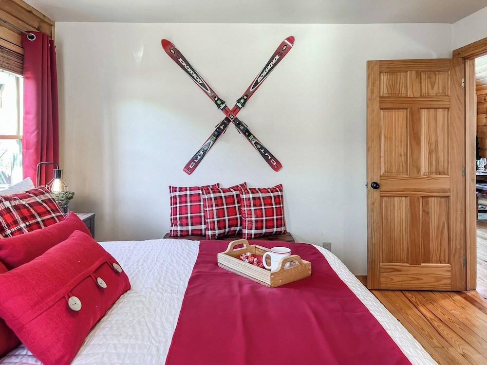 3 Kings 4 Bunks-sleeps 10-smart TV X6-parking out Front-full Kitchen-hot Tub