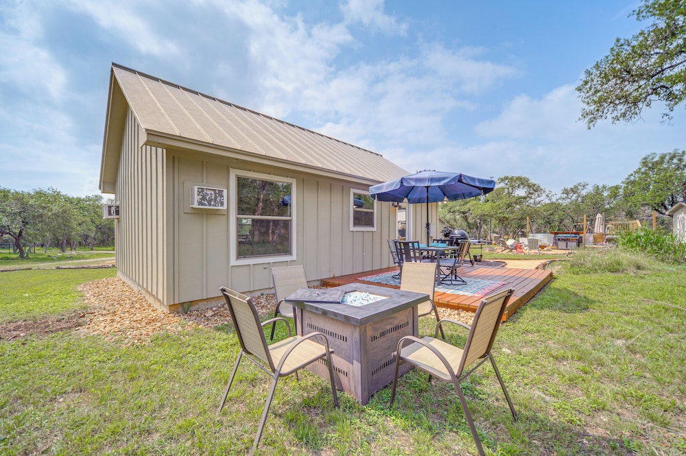 8 Mi to Dtwn Wimberley: Cabin Retreat on 5 Acres!