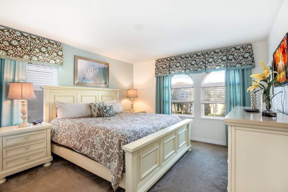 Grande Villa 6 Bedroom - Image 2