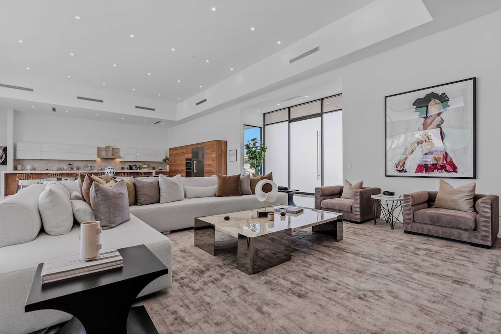 Fine Luxe Retreat w/ Pool & Hot Tub Bravo Villa #15 by Avantstay