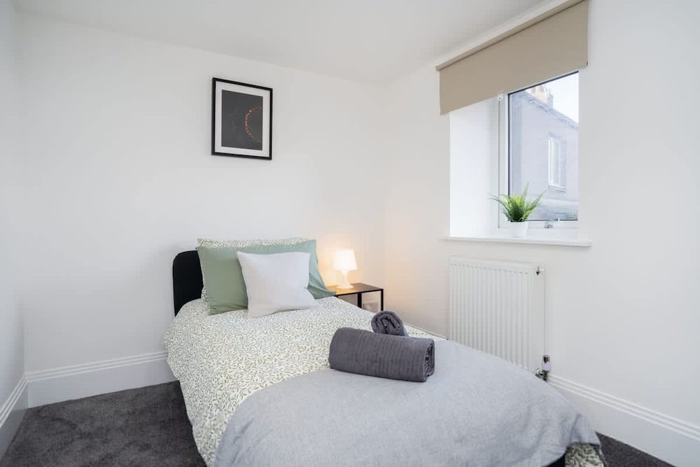 Modern 5 Bed-2 Bath Apartment