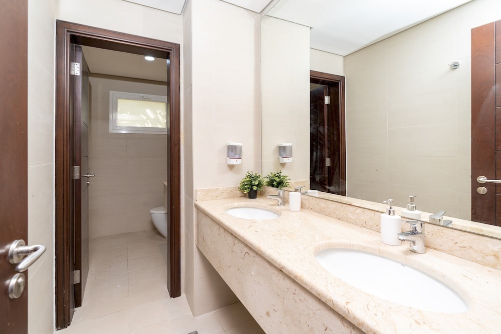 Luxury 5B Villa Private Garden in Ras Al Khaimah