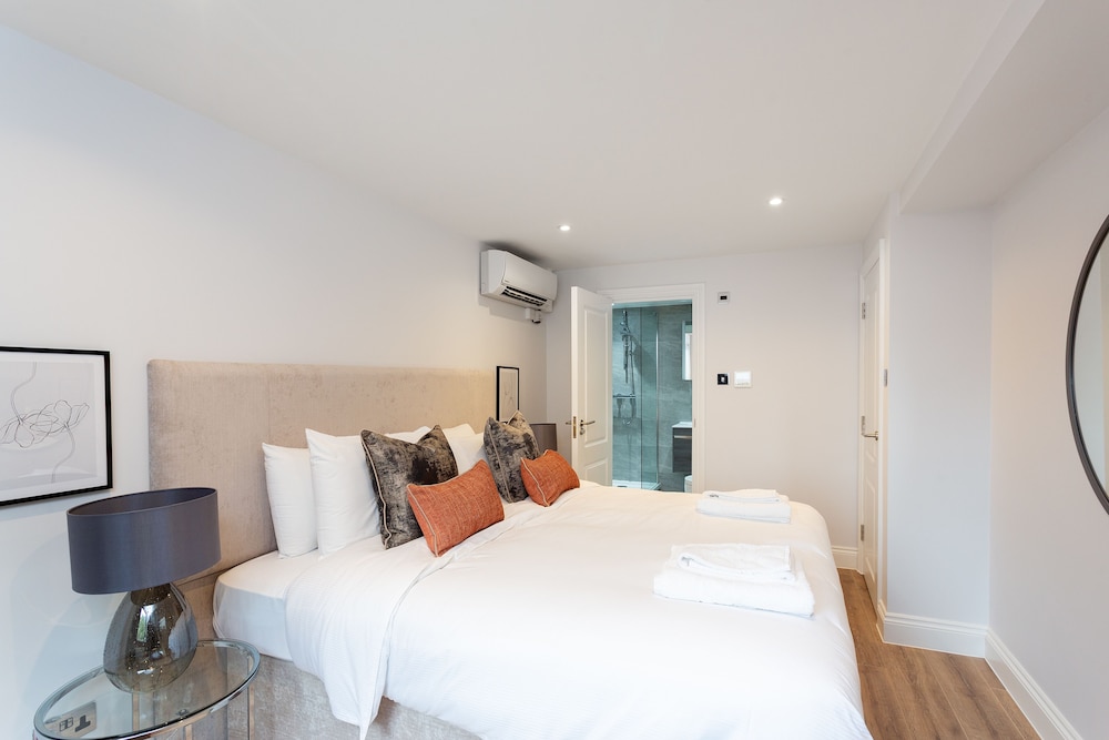 The Carlyle - Elegant Serviced Apartments