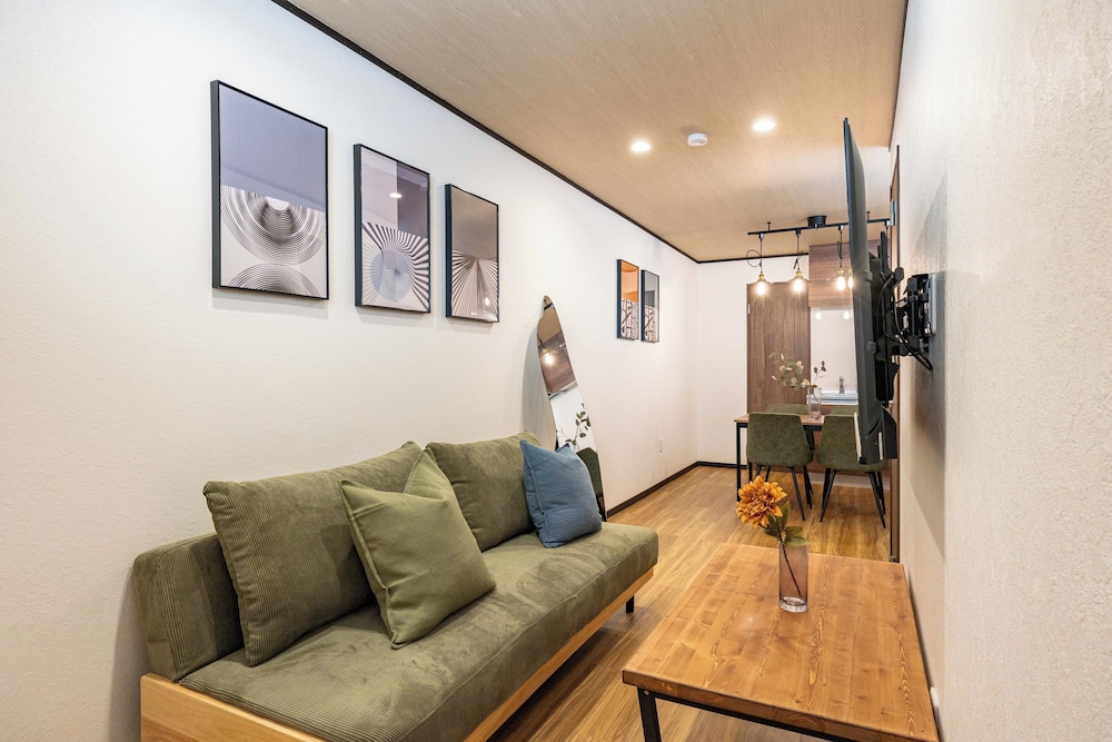 HT HOUSE