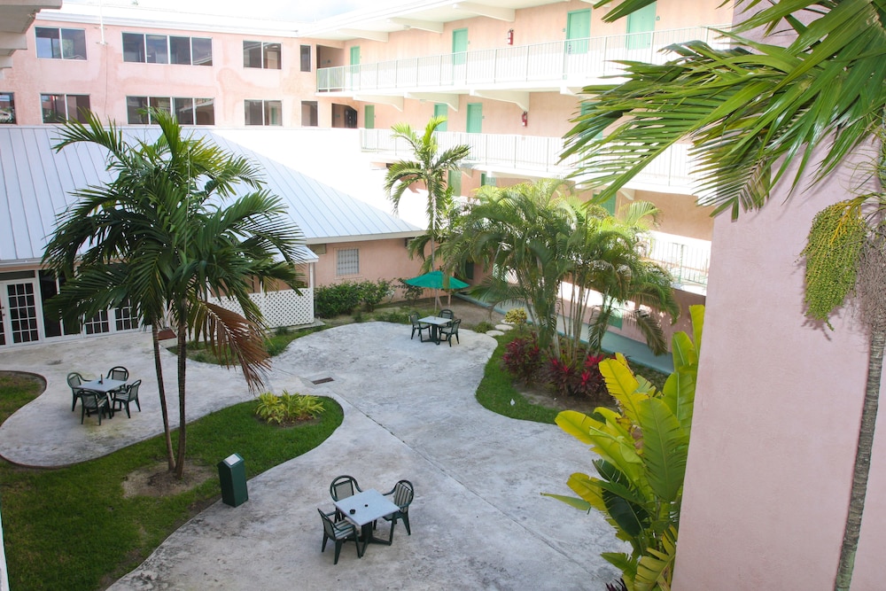 Castaways Resort and Suites - Photo 29