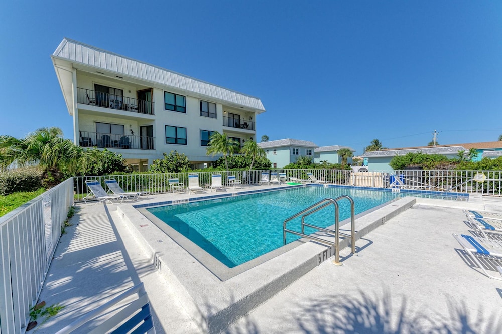 Anna Maria Island Beach Sands 202-private Beach Access-heated Pool