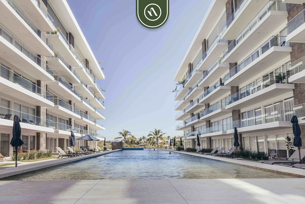 3BR Condo Right Next to the Beach - Pool - Palapa