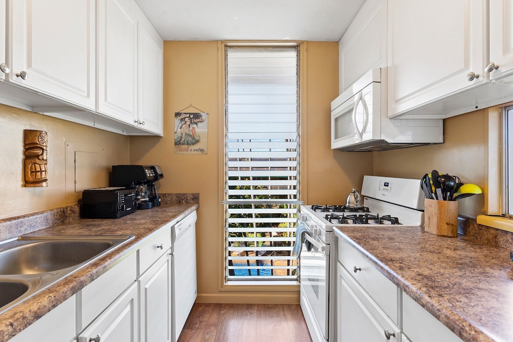Kalama Terrace P-307 - 3rd-floor Walkup, 7 min Walk to Charley Young Beach, AC!