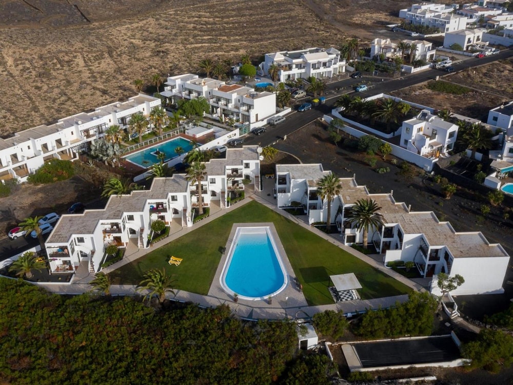 Apt 28 Famara