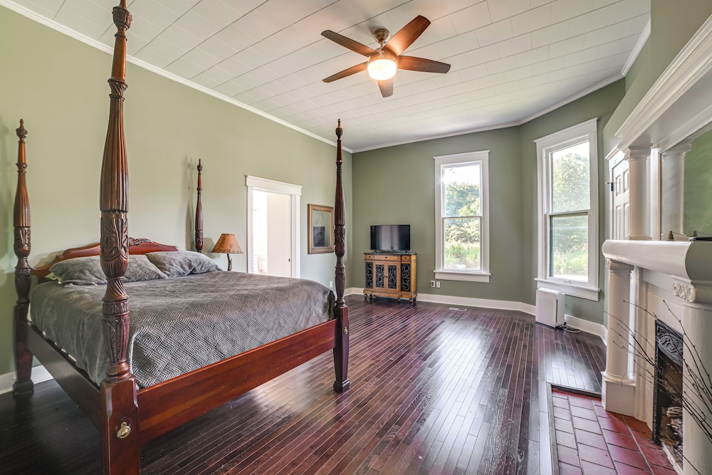 9 Mi to Kentucky Lake: Spacious Victorian Home!