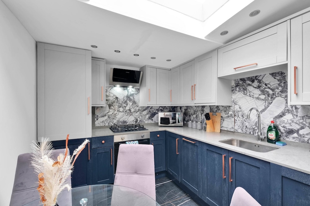 Newly Refurbished 2 Bed Hse Town Centre
