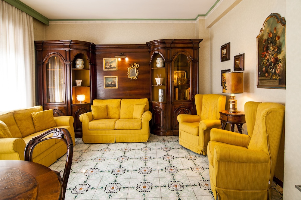 Aurelio & Vaticano Elegant Flat