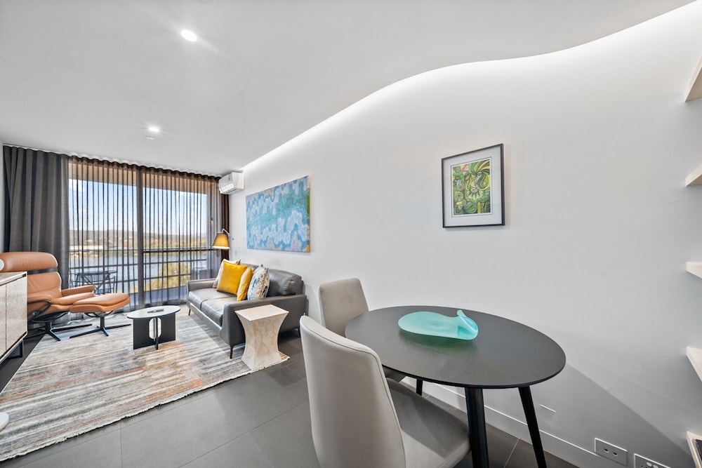 Stylish Studio in Acton With Stunning Water Views
