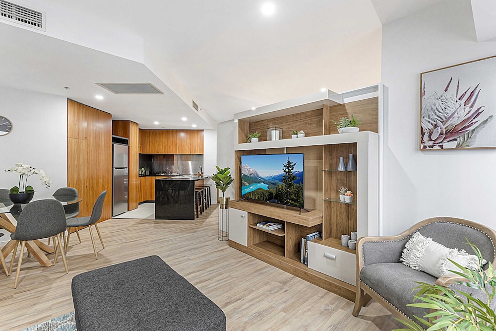Executive Unit With Pool and Gym Near Riverfront