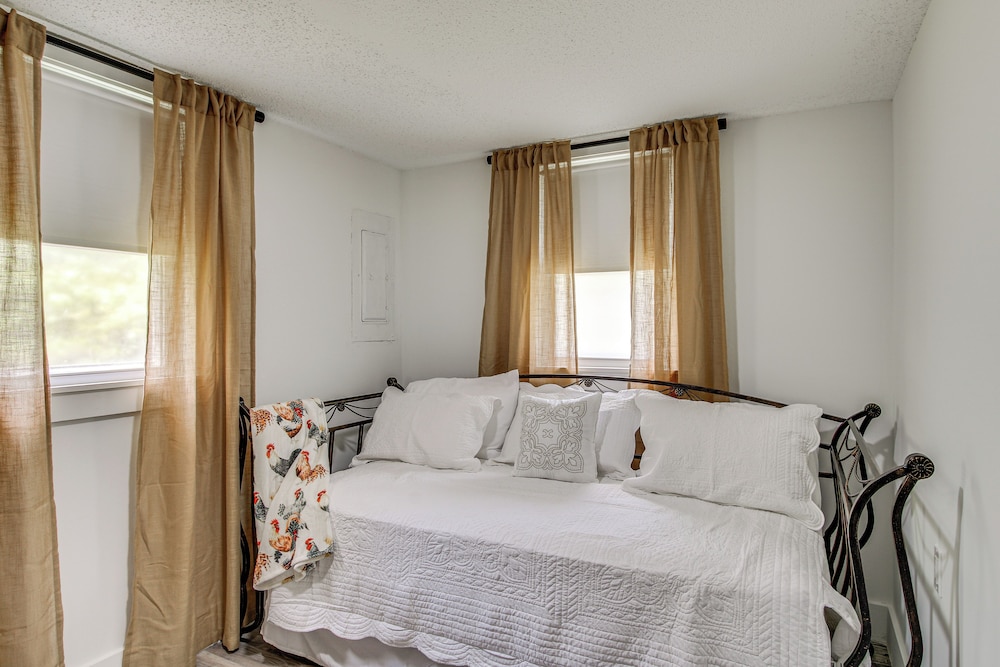 2 Mi to USC Campus: Peaceful Apartment w/ Yard