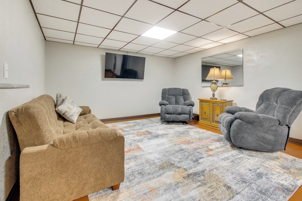 9 Mi to Downtown Rushville: Cozy Getaway w/ Grill