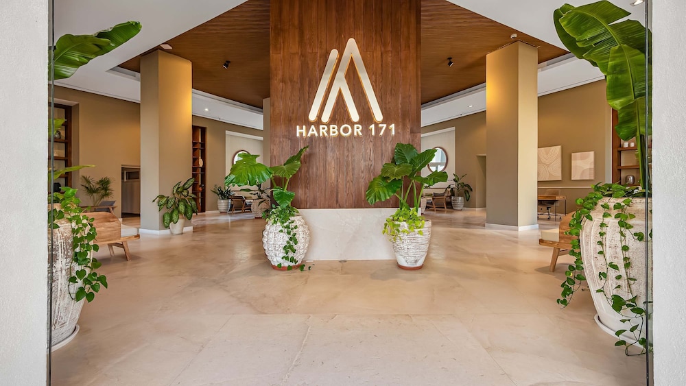 Stunning Beachfront Condo Sea Views Pools