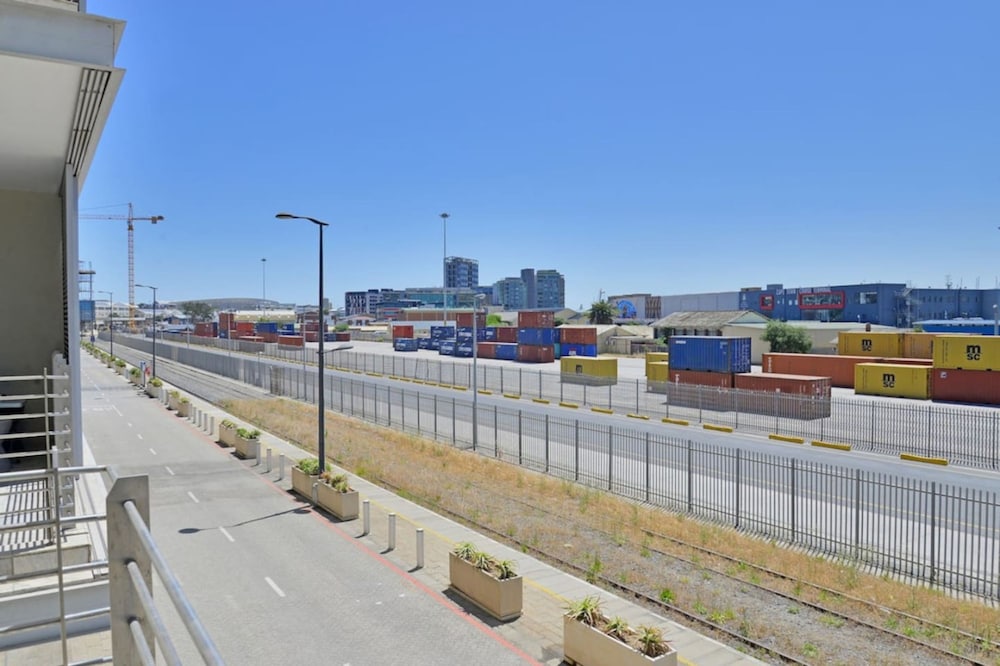 Modern 1-bed V A Waterfront Canal Harbor Views