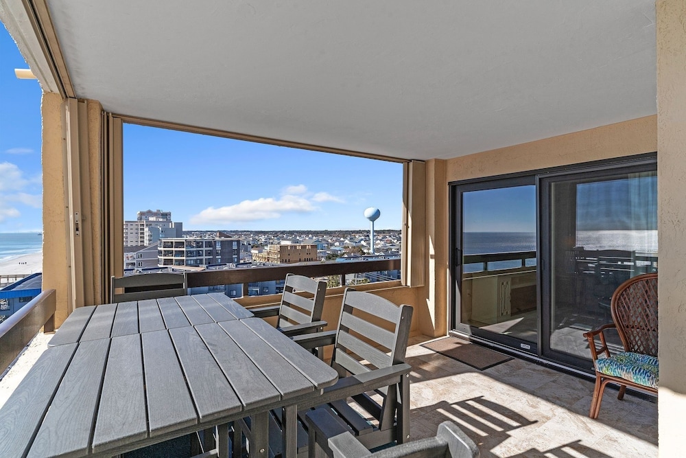 Coastal Retreat: Beach Access & Modern Comforts 2 Bedroom Condo