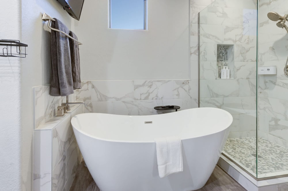 Lux Scottsdale Condo Overlooks 9th Hole Near Golf