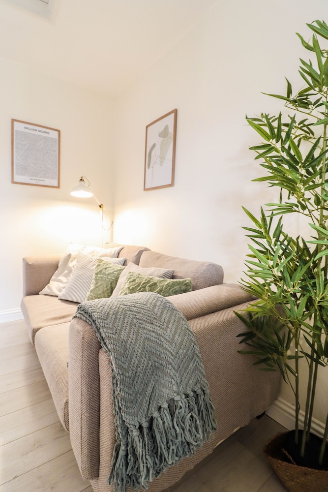 Right by Oval Station - 2 bed Flat Free Wifi