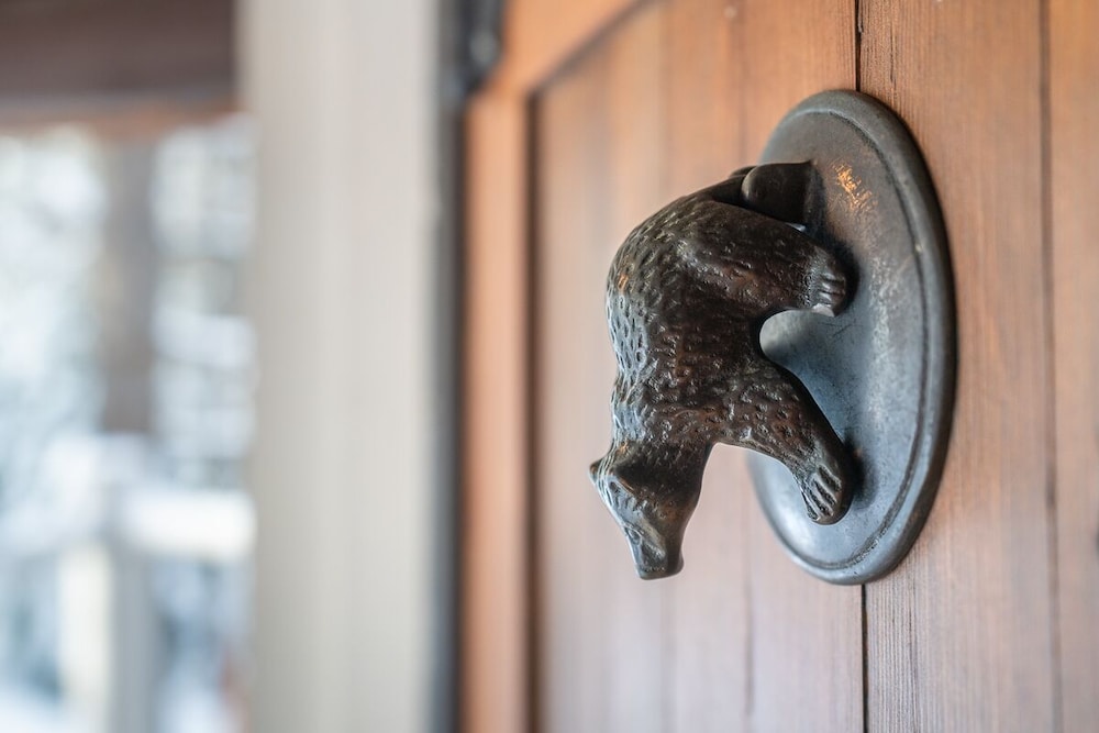 Storm Mountain Lodge Cabins & Dining