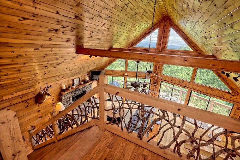 Hot Tub 3 Fireplaces Mountain Views Game Room