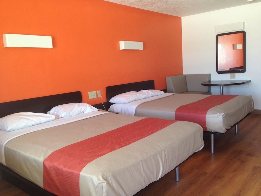 Motel 6 San Antonio, TX - Fiesta Trails - Image 5