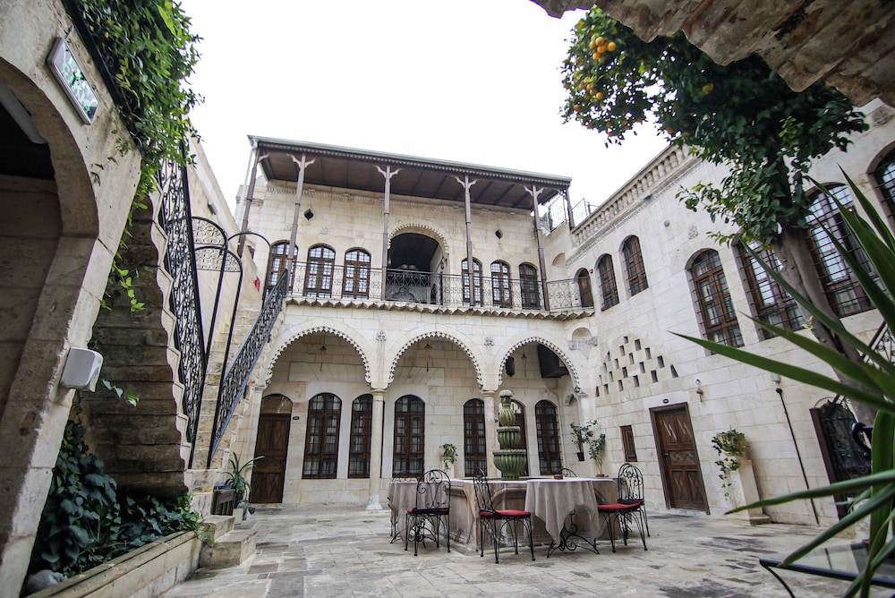 HAYATLI KONAK