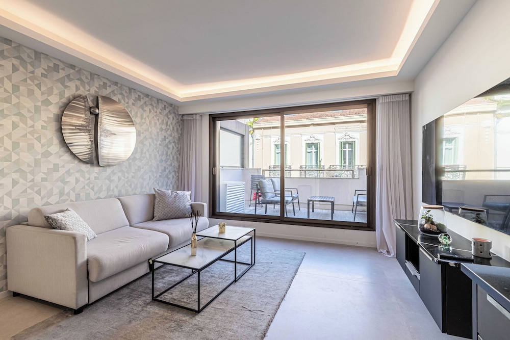 2 Room Apartment in Heart of Cannes+20m2 Terrace