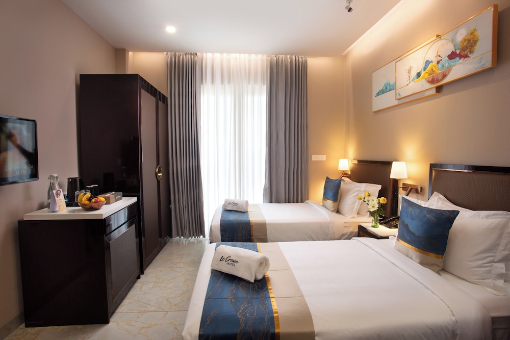 Le Crown Hotel