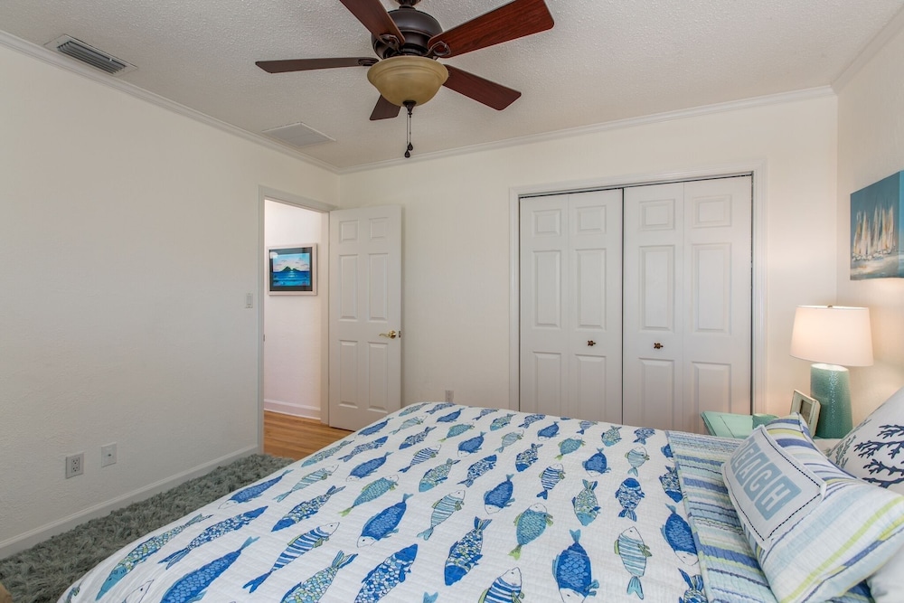 Coastal Beach Escape - Monthly Beach Rental 4 Bedroom Home by RedAwning - Image 3