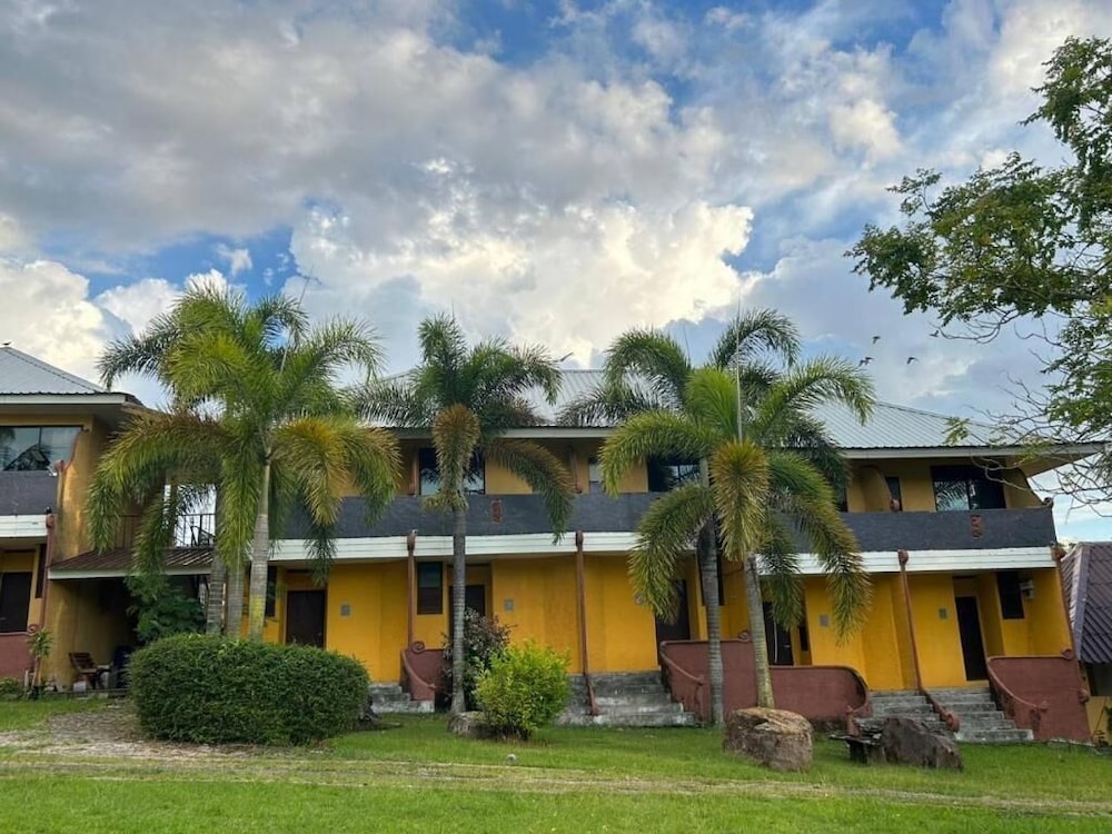 Petpumok Wangnamkhiao Hotel