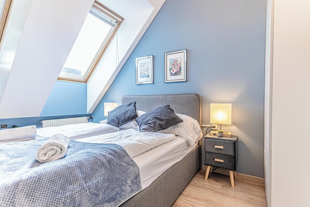 Stunning 12BR Floor For 24 People