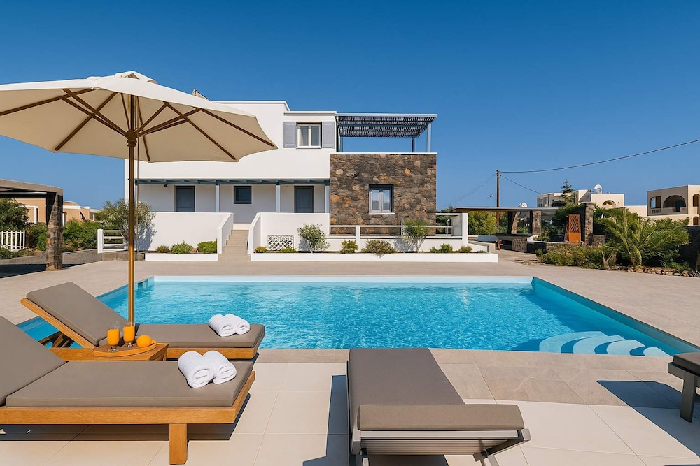 Golden Sunrise Suites - Santorini Pool Bliss Suite