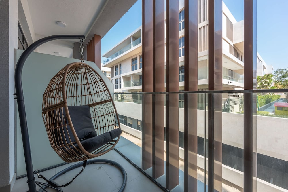 Contemporary 2BR in Azizi Greenfield - Meydan