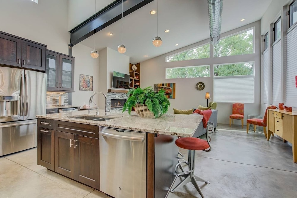 3BR Modern Marveldowntown Customprivate Balcony view 5