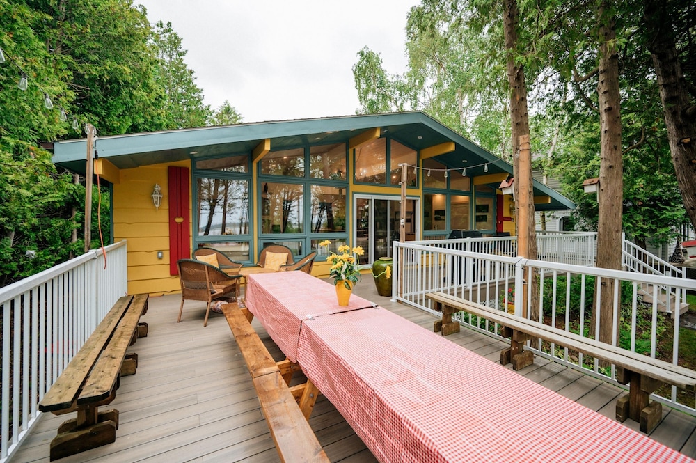 Bright Spacious Chalet on Lake Huron - Private