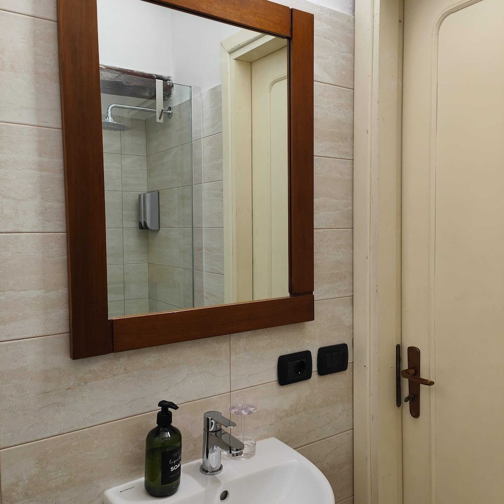 Room in Guest Room - Central Room With Balcony And Amazing Sea View photo 5