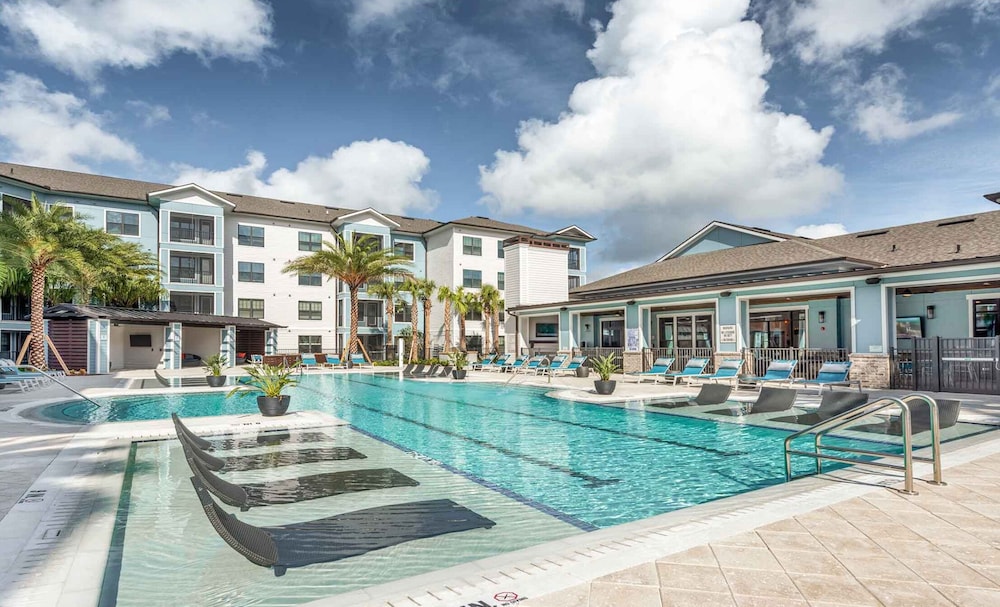 Monarch Apartments 15m to Parks, Pet Friendly, Free Parking by Heavenly Homes