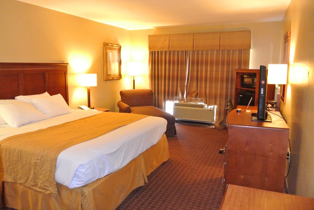Quality Inn & Suites Carthage near Precious Moments Chapel