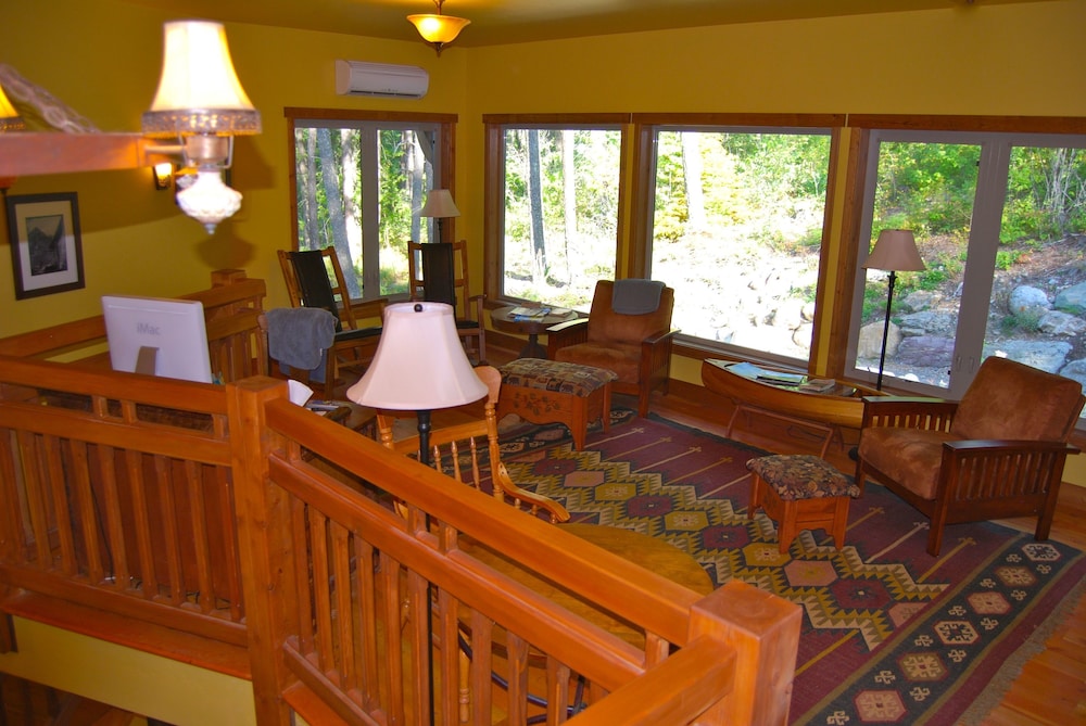Glacier Guides Lodge