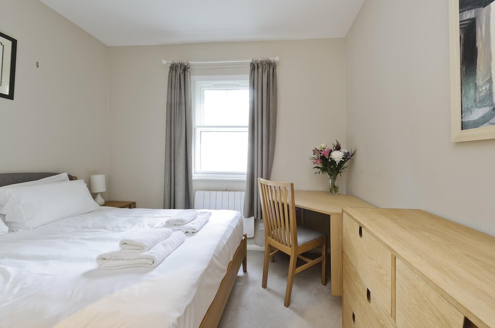 Stylish two Bedroom Apartment Near Tower Bridge by Underthedoormat
