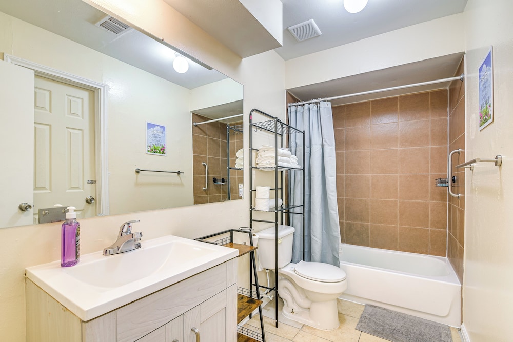 2 Mi to Chinatown: Pet-friendly Houston Home