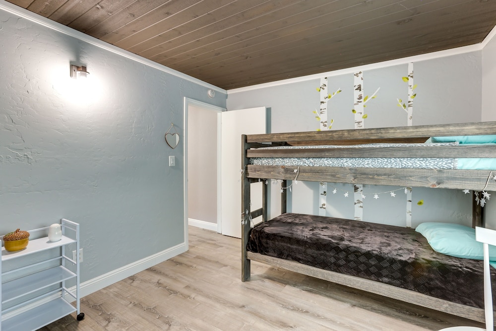 Sugarloaf Cabin w/ Fireplace Near Big Bear Lake - Property Image 3
