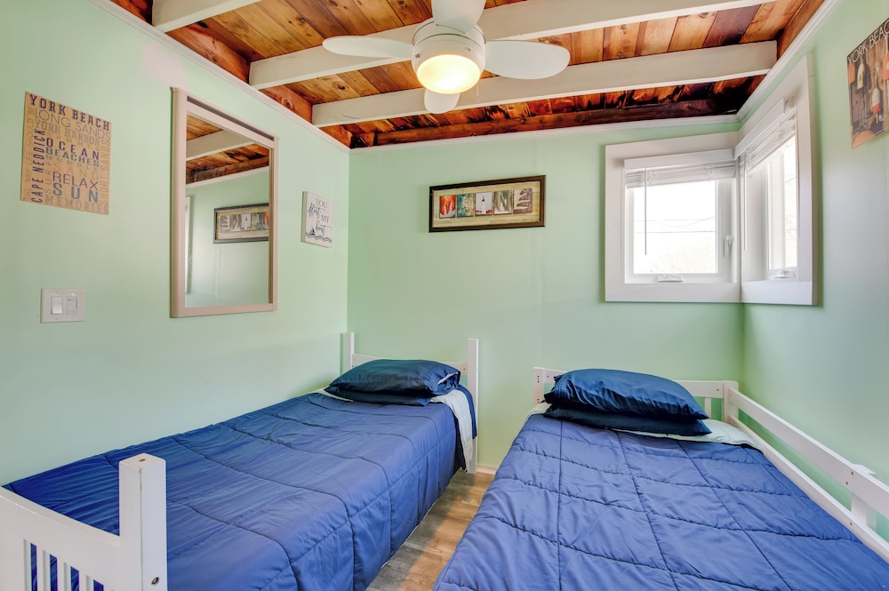 Near Beach & Downtown: York Cottage w/ Yard!