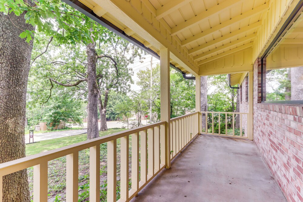 1 Mi to University of Arkansas: Home w/ Large Yard