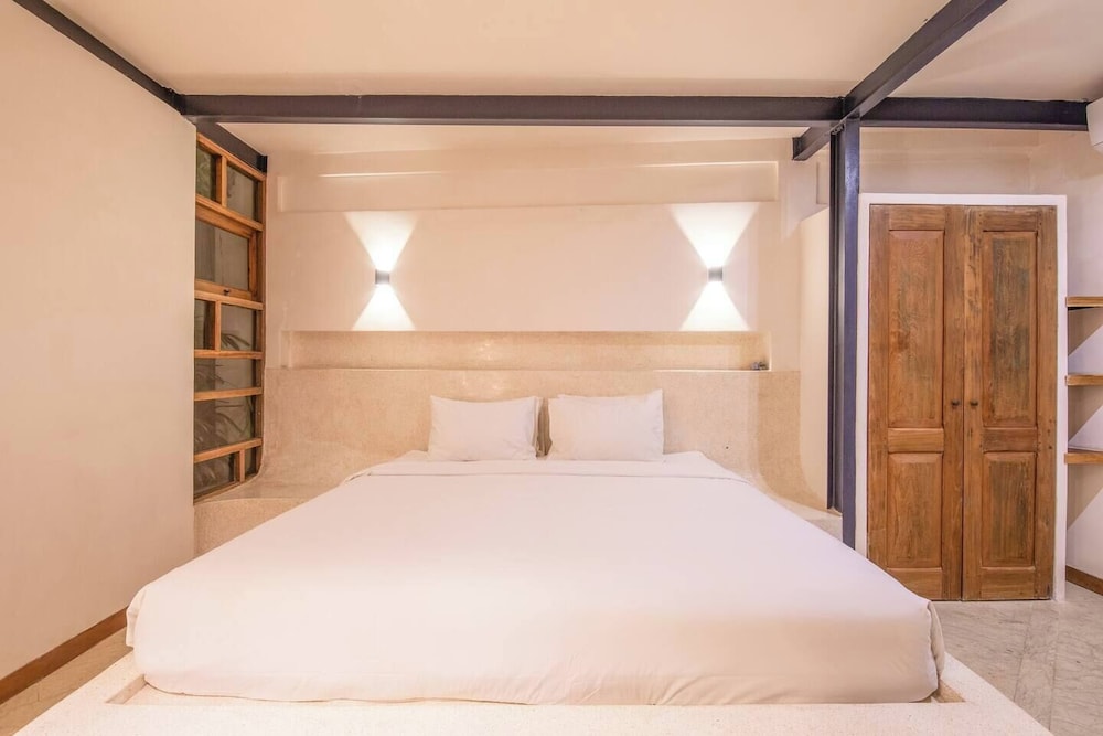 Modern 2-br Art Deco Villa, 800m From the Beach