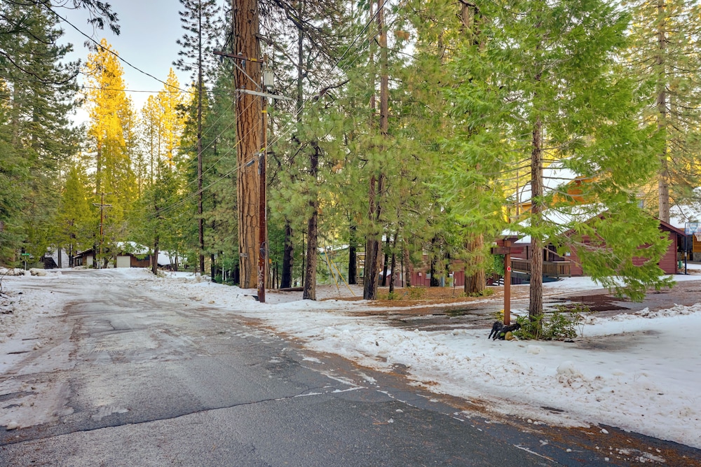 5 Mi to Dodge Ridge: Cabin in Strawberry