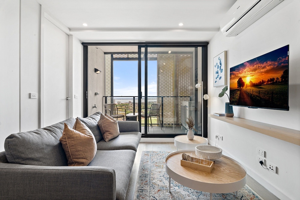 Renovated 2-bed Apartment With Balcony
